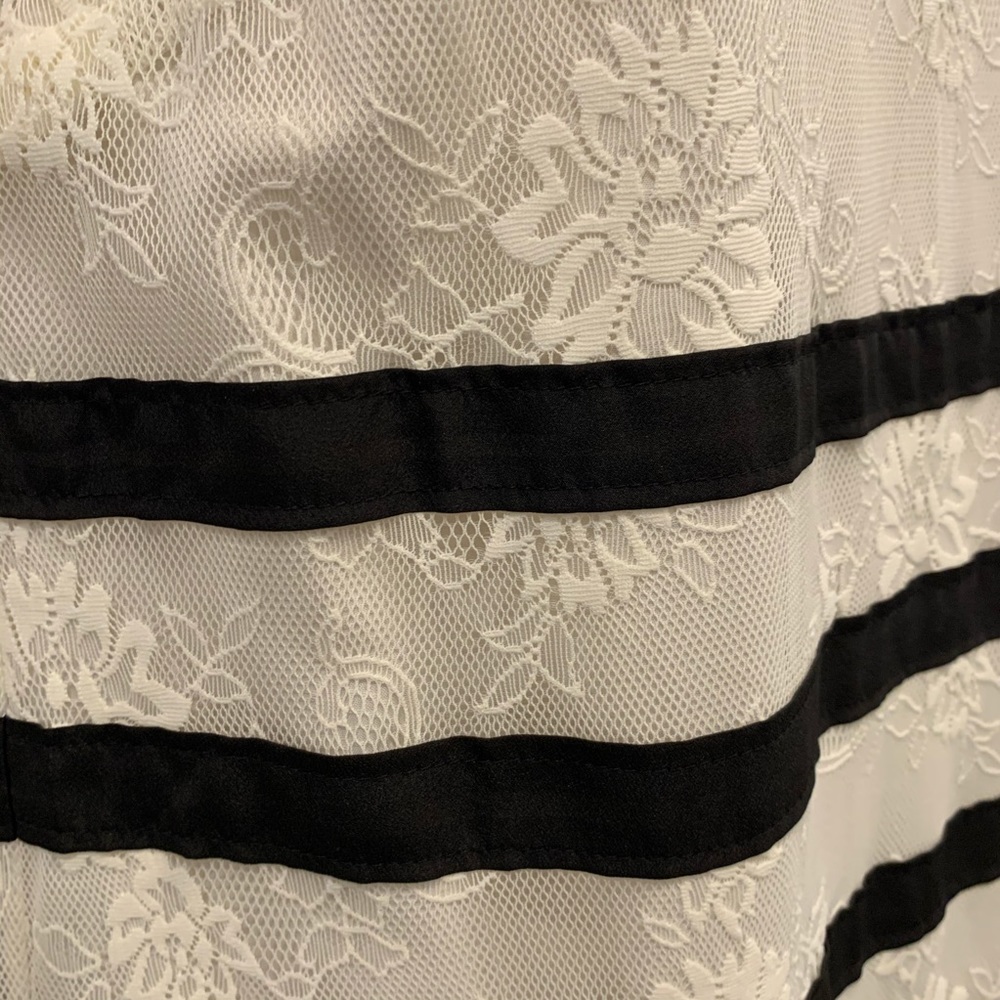 FOREVER21 LACE DRESS. - Picture 3 of 6